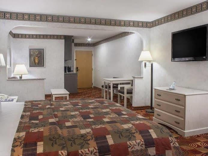 Americas Value & 2* Bastrop